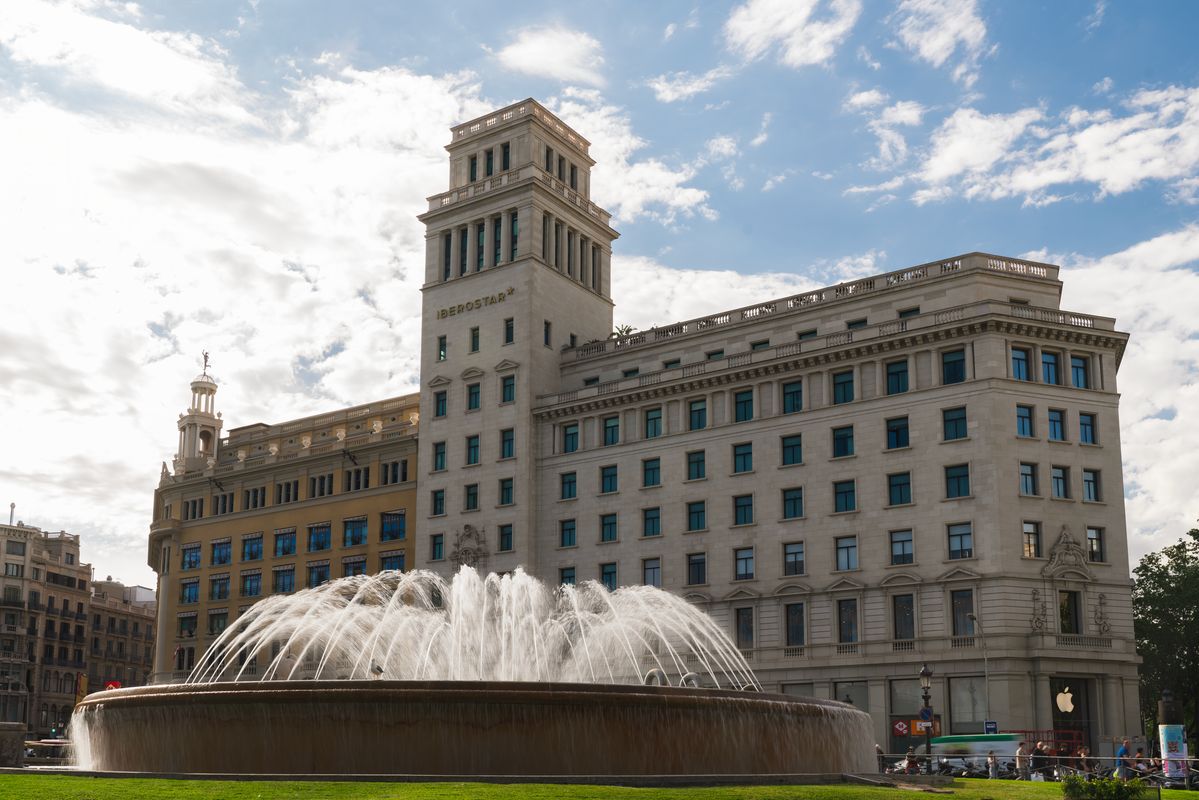 <div class='imageHoverDetail'>
             <p class='imageHoverTitle twoLineBreak'>Font de la plaça de Catalunya brollant</p>
             <p class='imageHoverAutor oneLineBreak'>Autor: Josbel A. Tinoco</p>
             <button class='imageHoverBtn'>Mostra els detalls de la imatge <span class='sr-only'>Font de la plaça de Catalunya brollant</span></button>
             </div>