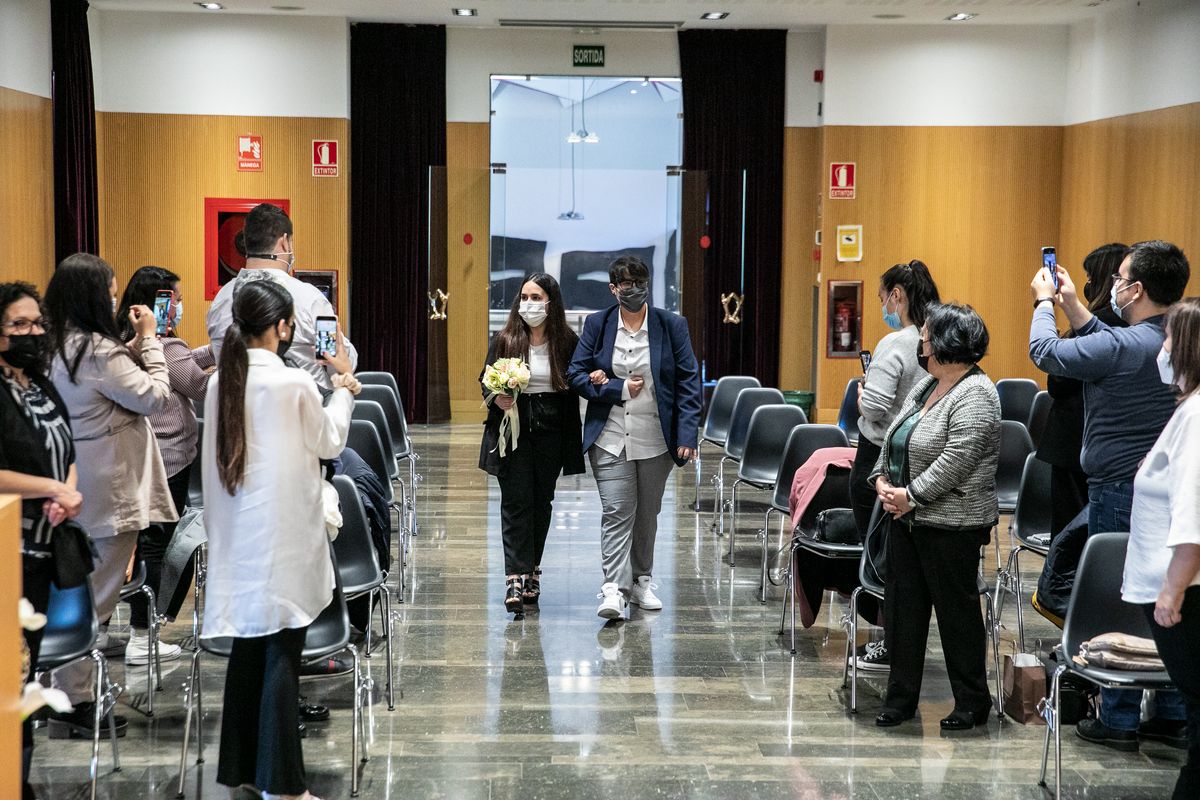 
             Arribada de les núvies pel passadís central de la sala on se celebren les cer...
             Autor: Edu Bayer
             Mostra els detalls de la imatge Arribada de les núvies pel passadís central de la sala on se celebren les cer...
             