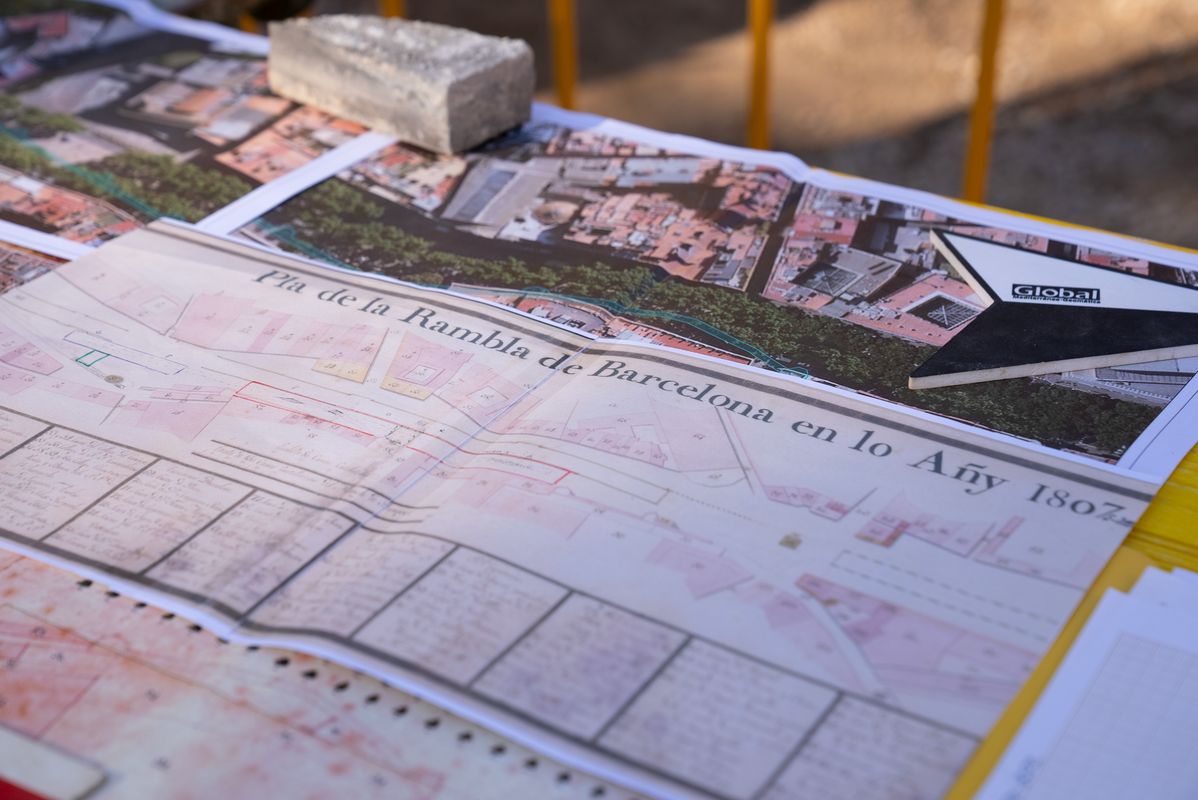 <div class='imageHoverDetail'>
             <p class='imageHoverTitle twoLineBreak'>Plànol de les excavacions de la Rambla amb pesos</p>
             <p class='imageHoverAutor oneLineBreak'>Autor: Martí Petit</p>
             <button class='imageHoverBtn'>Mostra els detalls de la imatge <span class='sr-only'>Plànol de les excavacions de la Rambla amb pesos</span></button>
             </div>