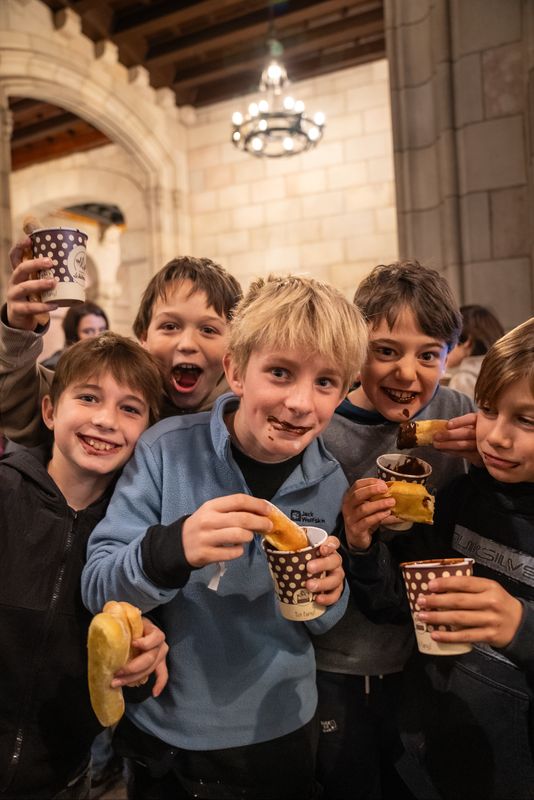 
             Un grup de nens menjant xocolata amb melindros durant l’acte de celebració de...
             Autor: Lucas Amillano
             Mostra els detalls de la imatge Un grup de nens menjant xocolata amb melindros durant l’acte de celebració de...
             