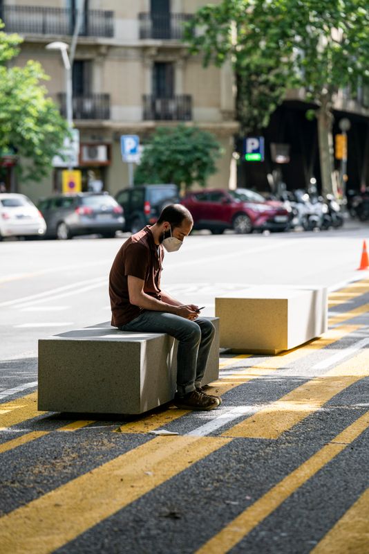 <div class='imageHoverDetail'>
             <p class='imageHoverTitle twoLineBreak'>Un jove amb mascareta consulta el mòbil assegut en un dels bancs col·locats a...</p>
             <p class='imageHoverAutor oneLineBreak'>Autor: Mònica Moreno</p>
             <button class='imageHoverBtn'>Mostra els detalls de la imatge <span class='sr-only'>Un jove amb mascareta consulta el mòbil assegut en un dels bancs col·locats a...</span></button>
             </div>