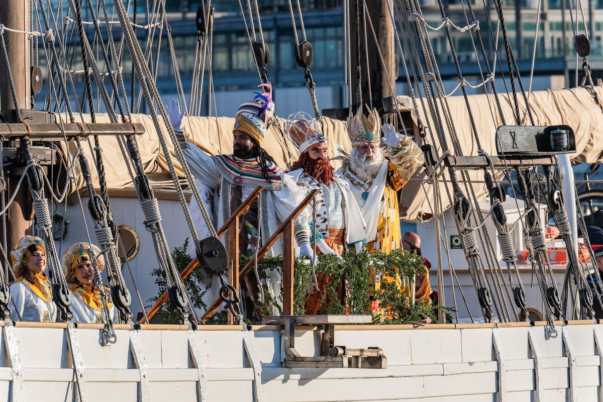 <div class='imageHoverDetail'>
             <p class='imageHoverTitle twoLineBreak'>Els Reis d’Orient saluden des de dalt del vaixell en arribar a Barcelona</p>
             <p class='imageHoverAutor oneLineBreak'>Autor: Pep Herrero</p>
             <button class='imageHoverBtn'>Mostra els detalls de la imatge <span class='sr-only'>Els Reis d’Orient saluden des de dalt del vaixell en arribar a Barcelona</span></button>
             </div>