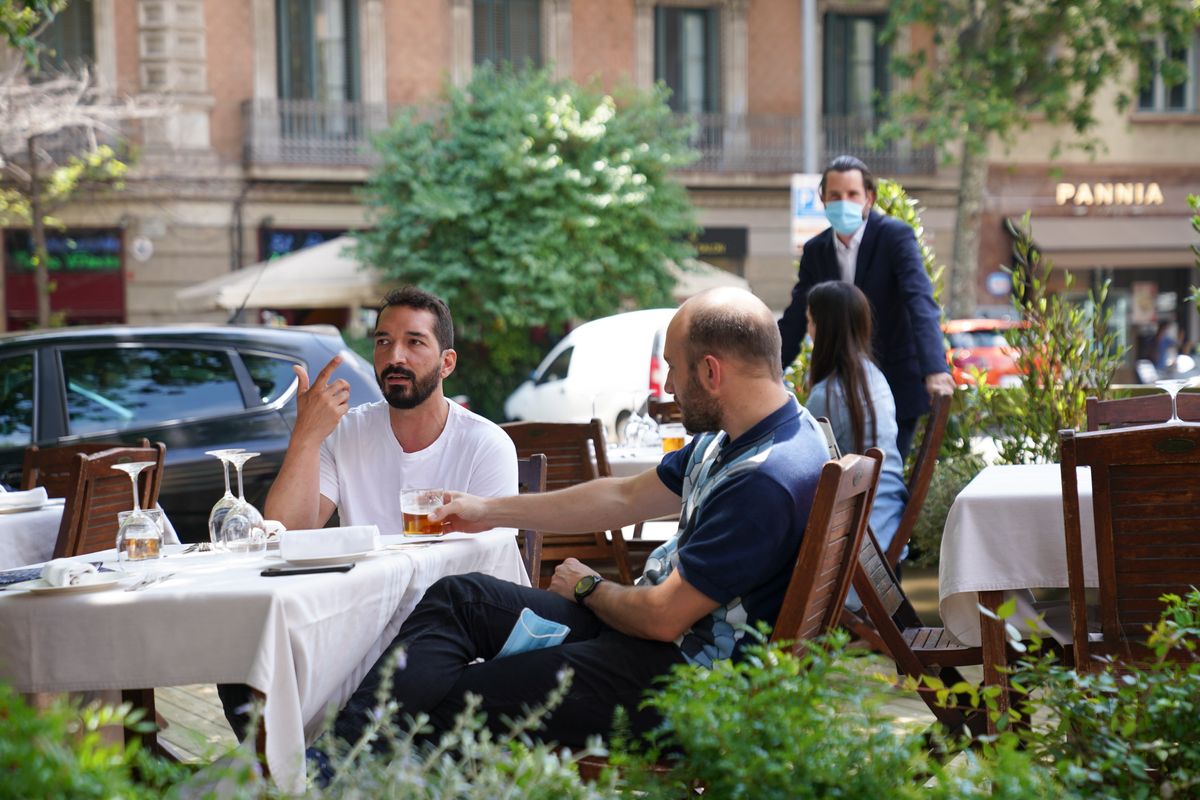 <div class='imageHoverDetail'>
             <p class='imageHoverTitle twoLineBreak'>Clients prenent una beguda abans de dinar en un dels nous prototips de terras...</p>
             <p class='imageHoverAutor oneLineBreak'>Autor: Martí Petit</p>
             <button class='imageHoverBtn'>Mostra els detalls de la imatge <span class='sr-only'>Clients prenent una beguda abans de dinar en un dels nous prototips de terras...</span></button>
             </div>