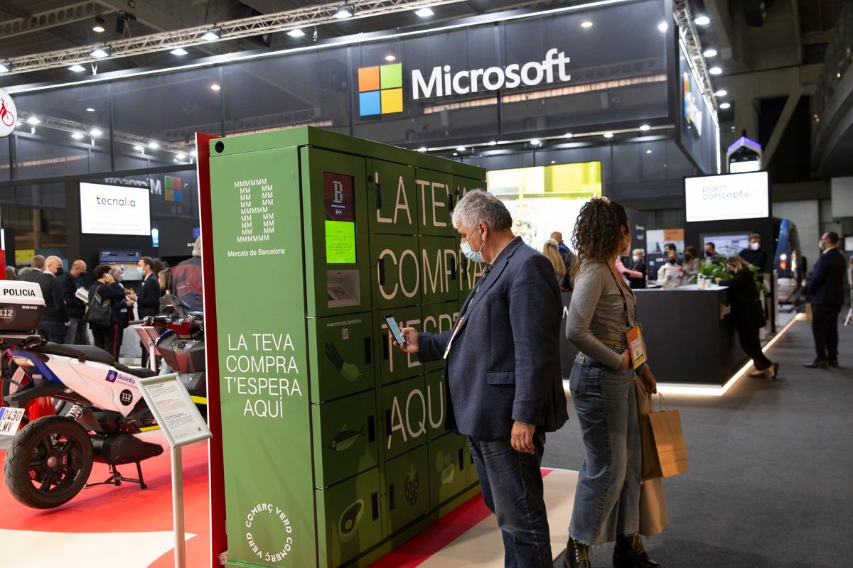 <div class='imageHoverDetail'>
             <p class='imageHoverTitle twoLineBreak'>Un visitant prova el funcionament del dispositiu d'armariets intel·ligents de...</p>
             <p class='imageHoverAutor oneLineBreak'>Autor: Messeret Martinez</p>
             <button class='imageHoverBtn'>Mostra els detalls de la imatge <span class='sr-only'>Un visitant prova el funcionament del dispositiu d'armariets intel·ligents de...</span></button>
             </div>