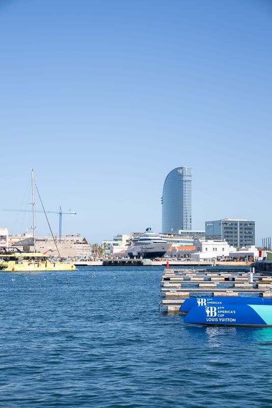 <div class='imageHoverDetail'>
             <p class='imageHoverTitle twoLineBreak'>Presentació de "Tot a punt per a la Copa Amèrica", vista del port de Barcelon...</p>
             <p class='imageHoverAutor oneLineBreak'>Autor: Martí Petit</p>
             <button class='imageHoverBtn'>Mostra els detalls de la imatge <span class='sr-only'>Presentació de "Tot a punt per a la Copa Amèrica", vista del port de Barcelon...</span></button>
             </div>