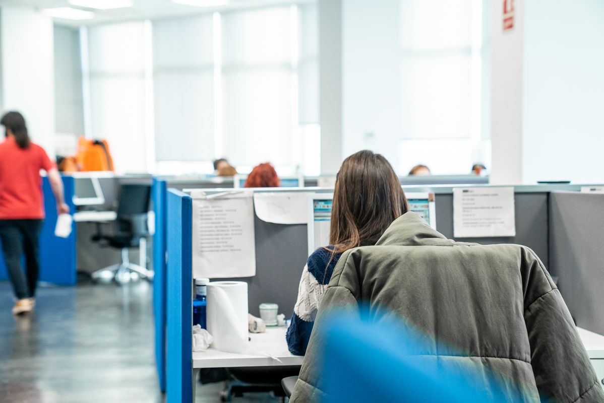 <div class='imageHoverDetail'>
             <p class='imageHoverTitle twoLineBreak'>Una de les sales on els operadors i operadores atenen les peticions de teleas...</p>
             <p class='imageHoverAutor oneLineBreak'>Autor: Martí Petit</p>
             <button class='imageHoverBtn'>Mostra els detalls de la imatge <span class='sr-only'>Una de les sales on els operadors i operadores atenen les peticions de teleas...</span></button>
             </div>