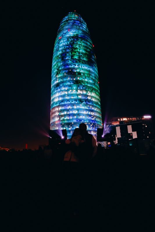 <div class='imageHoverDetail'>
             <p class='imageHoverTitle twoLineBreak'>Instal·lació artística 'Okeanós', d'Anna Rierola, al Festival Llum BCN 2025.</p>
             <p class='imageHoverAutor oneLineBreak'>Autor: Xavi Torrent</p>
             <button class='imageHoverBtn'>Mostra els detalls de la imatge <span class='sr-only'>Instal·lació artística 'Okeanós', d'Anna Rierola, al Festival Llum BCN 2025.</span></button>
             </div>