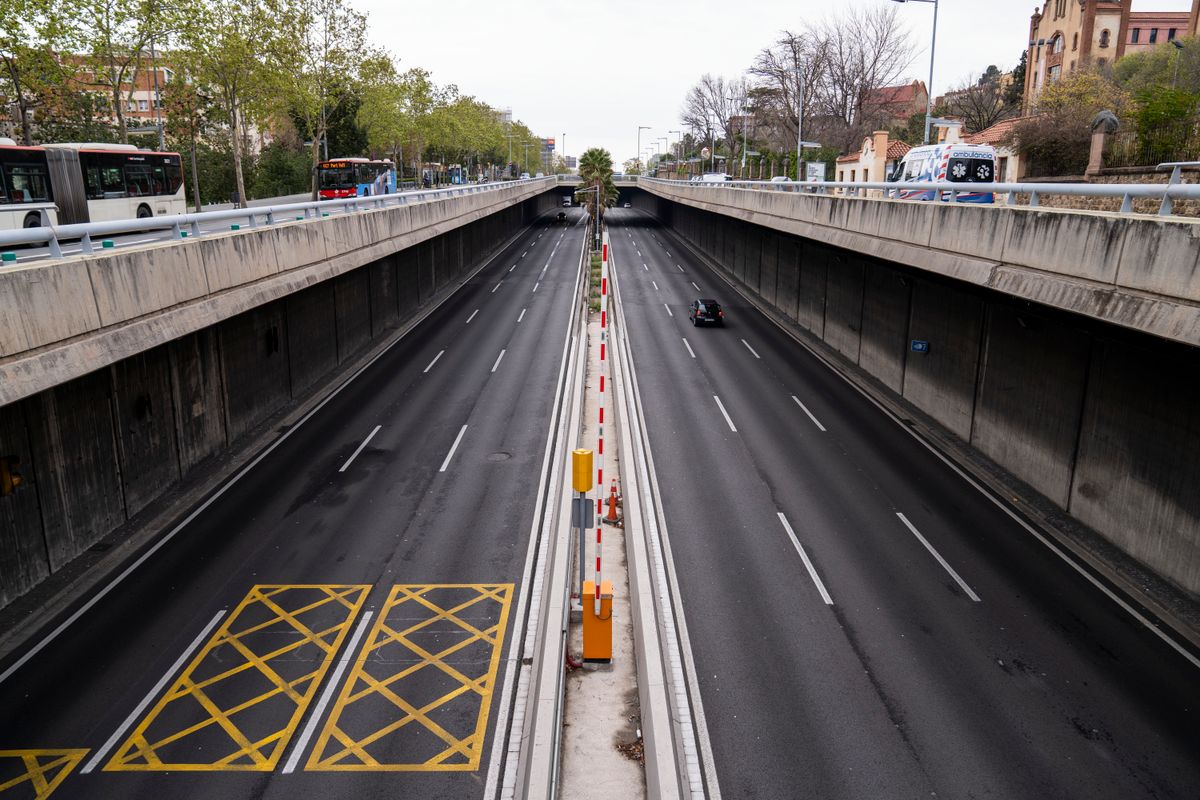 <div class='imageHoverDetail'>
             <p class='imageHoverTitle twoLineBreak'>Ronda de Dalt a mig matí amb un sol cotxe a l’altura de l’Institut Vall d’Heb...</p>
             <p class='imageHoverAutor oneLineBreak'>Autor: Isaac Planella</p>
             <button class='imageHoverBtn'>Mostra els detalls de la imatge <span class='sr-only'>Ronda de Dalt a mig matí amb un sol cotxe a l’altura de l’Institut Vall d’Heb...</span></button>
             </div>