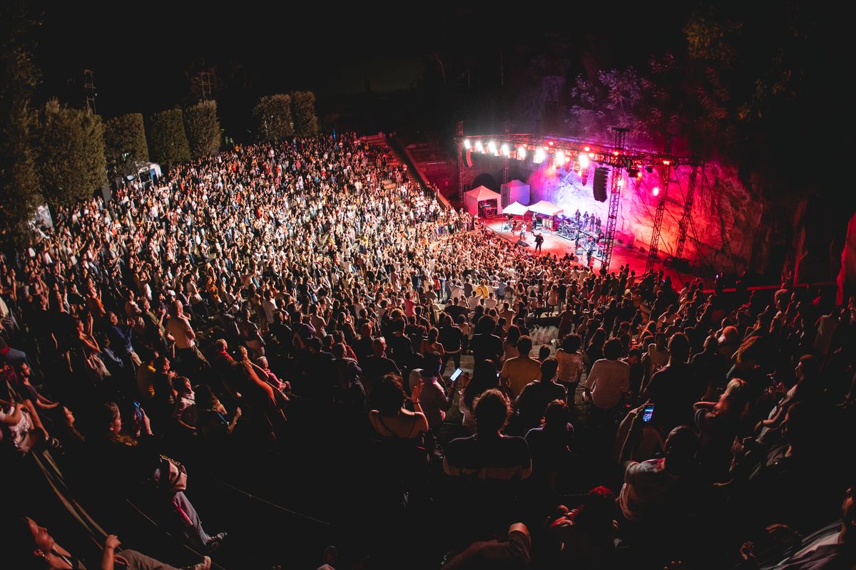 
             Escenari i públic assistent al concert 