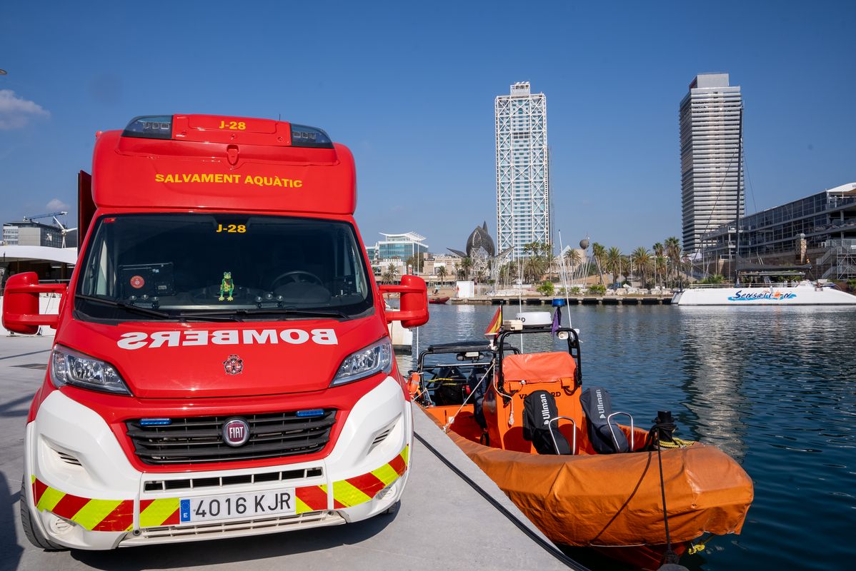 <div class='imageHoverDetail'>
             <p class='imageHoverTitle twoLineBreak'>Vehicle del dispositiu al costat de la llanxa al port</p>
             <p class='imageHoverAutor oneLineBreak'>Autor: Júlia Arnau</p>
             <button class='imageHoverBtn'>Mostra els detalls de la imatge <span class='sr-only'>Vehicle del dispositiu al costat de la llanxa al port</span></button>
             </div>