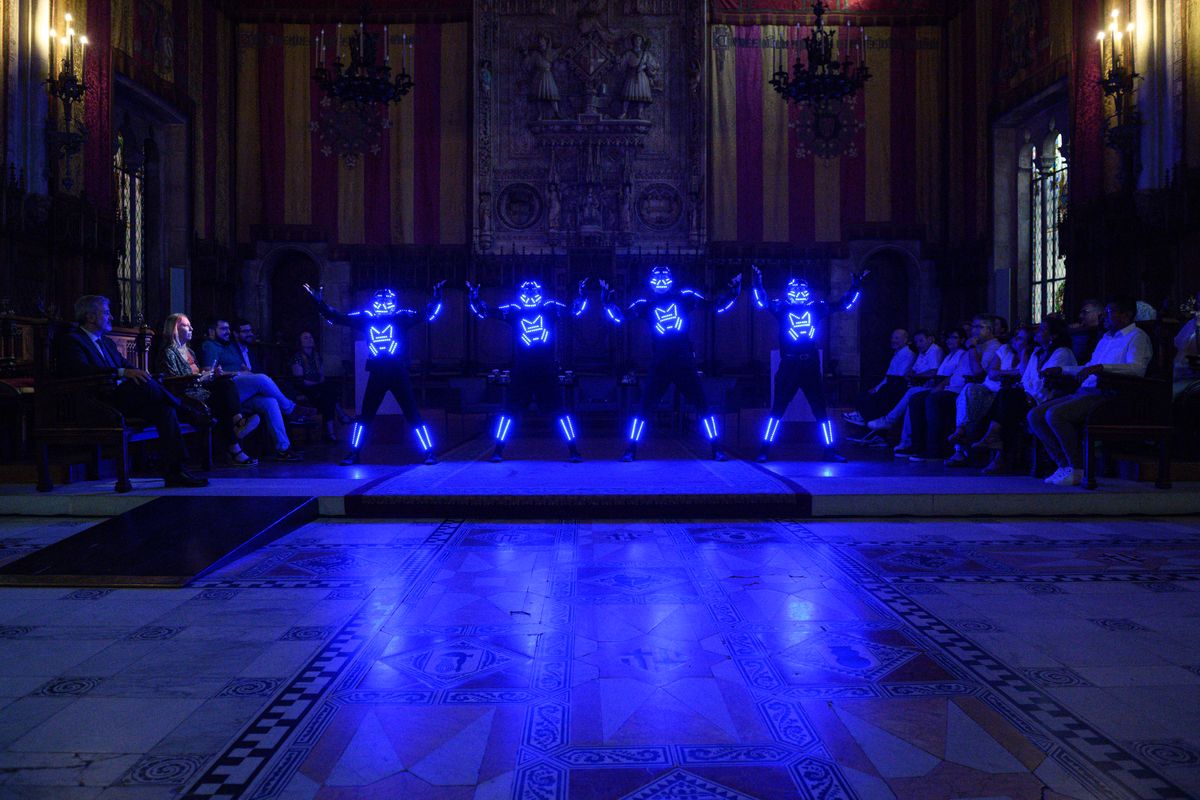 
             Espectacle de dansa amb llums fluorescents de Brodas Bros al Saló de Cent dur...
             Autor: Ceci Fimia
             Mostra els detalls de la imatge Espectacle de dansa amb llums fluorescents de Brodas Bros al Saló de Cent dur...
             