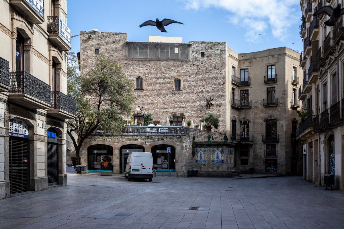 <div class='imageHoverDetail'>
             <p class='imageHoverTitle twoLineBreak'>Avinguda del Portal de l’Àngel amb una camioneta de transport</p>
             <p class='imageHoverAutor oneLineBreak'>Autor: Edu Bayer</p>
             <button class='imageHoverBtn'>Mostra els detalls de la imatge <span class='sr-only'>Avinguda del Portal de l’Àngel amb una camioneta de transport</span></button>
             </div>