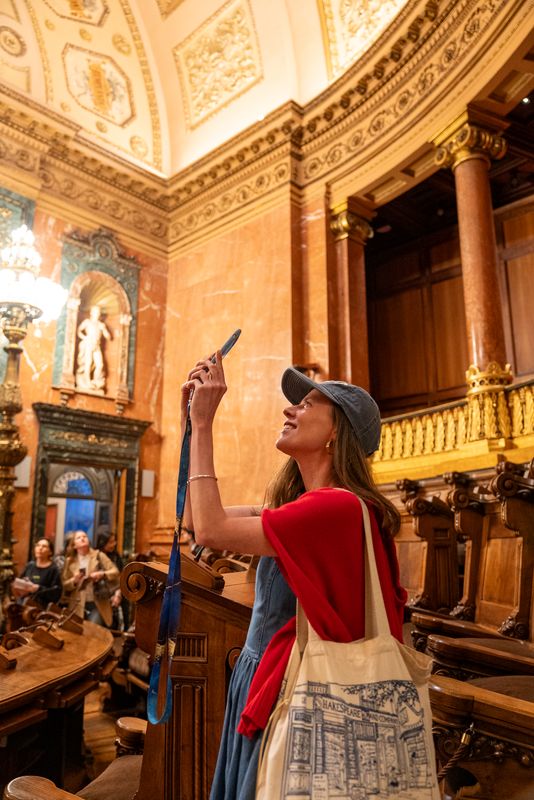 
             Una joven fotografía con el móvil un detalle del Saló de Cent durante la jorn...
             Autor: Júlia Arnau
             Ver los detalles de la imagen Una joven fotografía con el móvil un detalle del Saló de Cent durante la jorn...
             