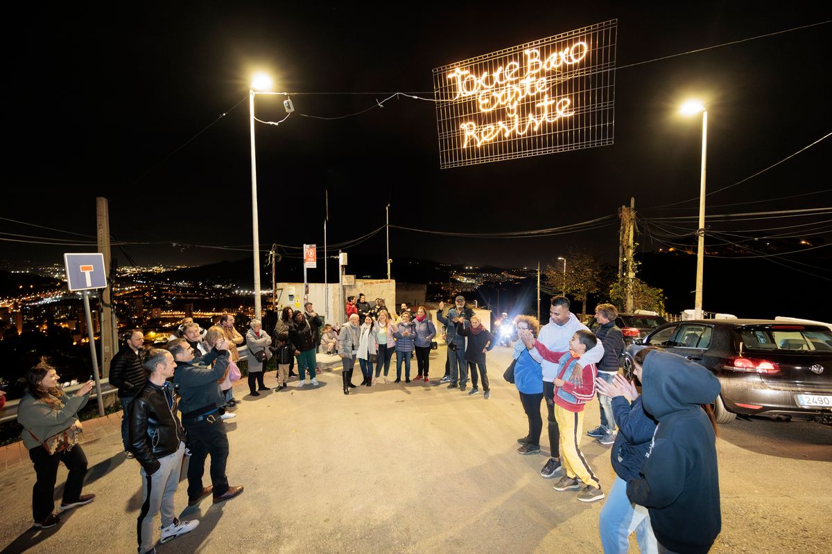 
             Un grupo de vecinos y vecinas de Torre Baró se fotografían bajo el letrero de...
             Autor: Òscar Ferrer Galcerán
             Ver los detalles de la imagen Un grupo de vecinos y vecinas de Torre Baró se fotografían bajo el letrero de...
             
