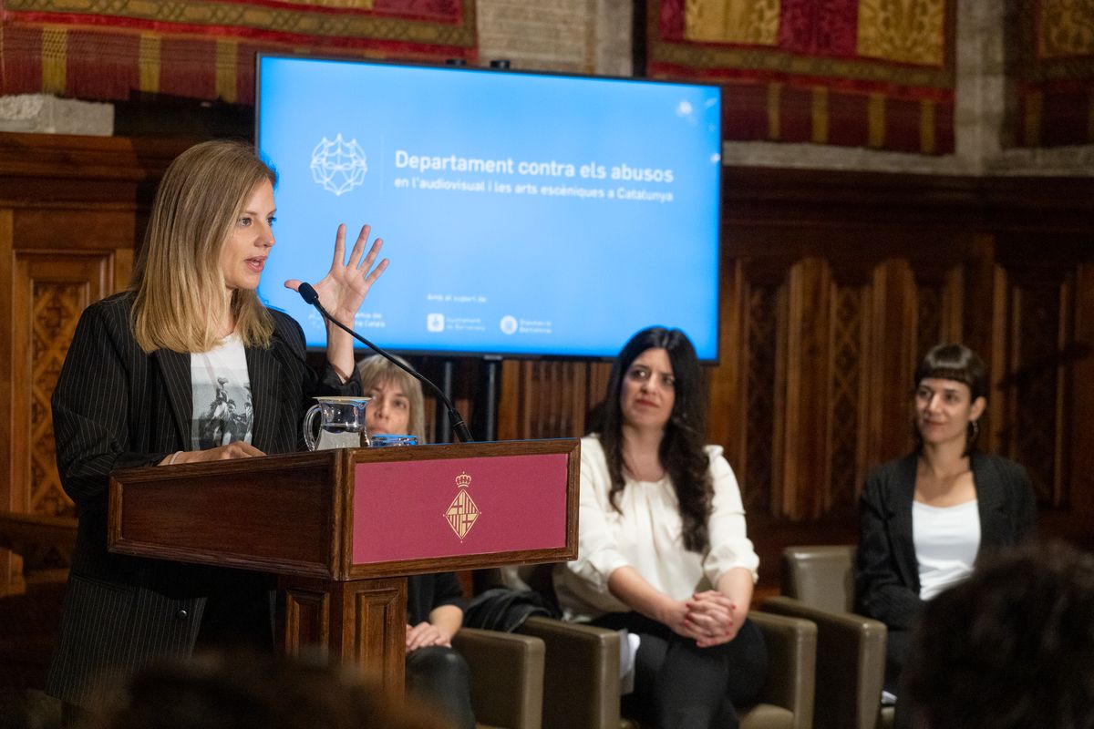 
             Intervención de Maria Molins en el atril. A su lado, Alba Barnusell, Carla Va...
             Autor: Edu Bayer
             Ver los detalles de la imagen Intervención de Maria Molins en el atril. A su lado, Alba Barnusell, Carla Va...
             
