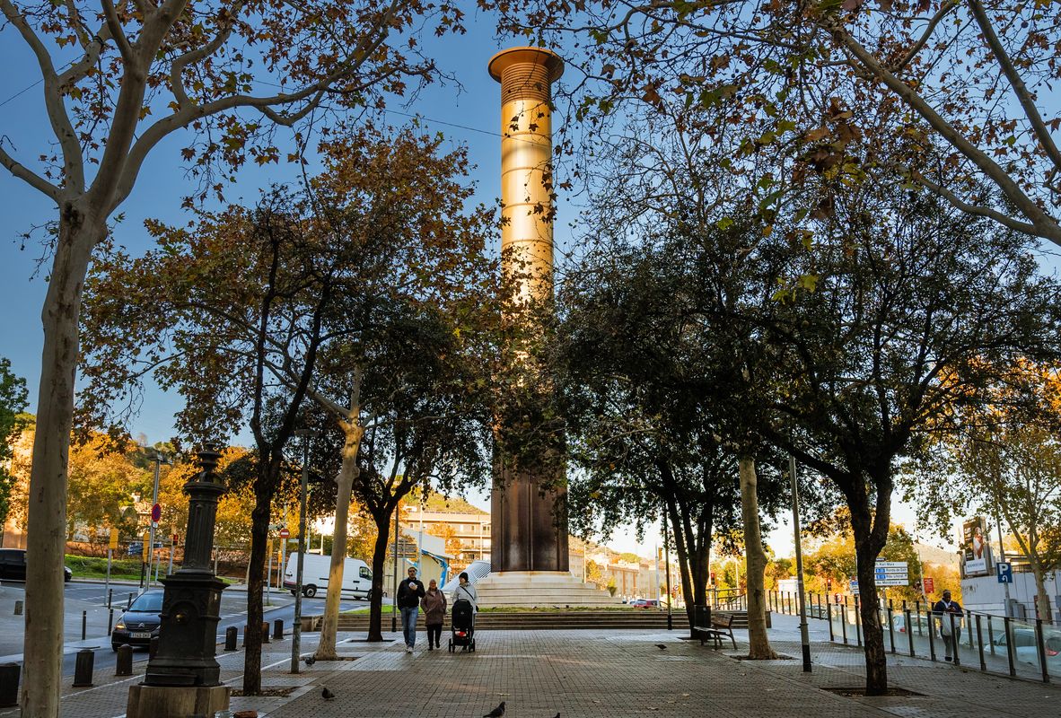 
             Escultura "Torre Favència", situada a la via Júlia.
             Autor: Lucas Amillano
             Mostra els detalls de la imatge Escultura "Torre Favència", situada a la via Júlia.
             