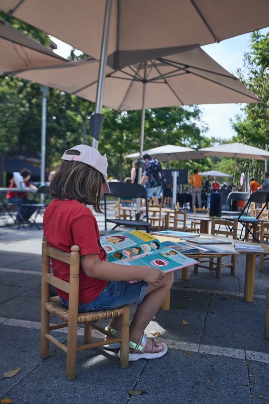 <div class='imageHoverDetail'>
             <p class='imageHoverTitle twoLineBreak'>Un infant llegeix un llibre de ciència a l'Espai de lectura de la 16a Festa d...</p>
             <p class='imageHoverAutor oneLineBreak'>Autor: Jordi Huerta Ferran</p>
             <button class='imageHoverBtn'>Mostra els detalls de la imatge <span class='sr-only'>Un infant llegeix un llibre de ciència a l'Espai de lectura de la 16a Festa d...</span></button>
             </div>
