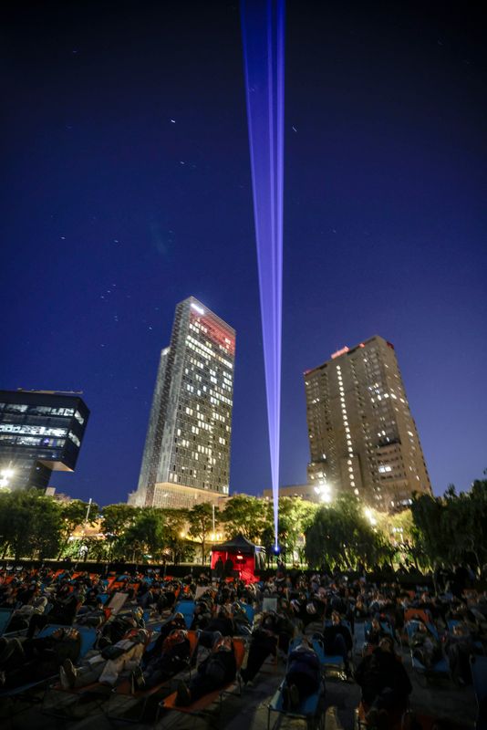 <div class='imageHoverDetail'>
             <p class='imageHoverTitle twoLineBreak'>Instal·lació artística 'Astres', de la companyia Playmodes, al Festival Llum ...</p>
             <p class='imageHoverAutor oneLineBreak'>Autor: Cesc Maymó</p>
             <button class='imageHoverBtn'>Mostra els detalls de la imatge <span class='sr-only'>Instal·lació artística 'Astres', de la companyia Playmodes, al Festival Llum ...</span></button>
             </div>