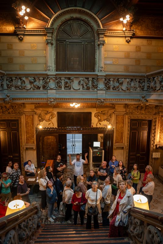 <div class='imageHoverDetail'>
             <p class='imageHoverTitle twoLineBreak'>Público asistente a la visita guiada al Palau Montaner, al pie de la escalina...</p>
             <p class='imageHoverAutor oneLineBreak'>Autor: Júlia Arnau</p>
             <button class='imageHoverBtn'>Ver los detalles de la imagen <span class='sr-only'>Público asistente a la visita guiada al Palau Montaner, al pie de la escalina...</span></button>
             </div>