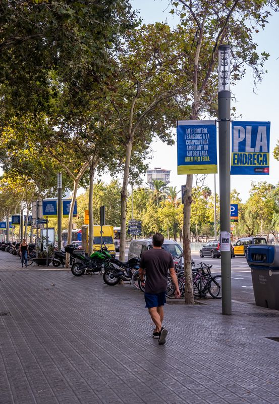 
             Banderolas publicitarias del Pla Endreça situadas en el paseo de Joan de Borbó.
             Autor: Paula Jaume
             Ver los detalles de la imagen Banderolas publicitarias del Pla Endreça situadas en el paseo de Joan de Borbó.
             