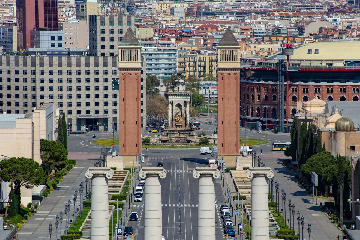 <div class='imageHoverDetail'>
             <p class='imageHoverTitle twoLineBreak'>Vistes de l’avinguda de la Reina Maria Cristina i plaça d’Espanya des del Mus...</p>
             <p class='imageHoverAutor oneLineBreak'>Autor: Marc Lozano</p>
             <button class='imageHoverBtn'>Mostra els detalls de la imatge <span class='sr-only'>Vistes de l’avinguda de la Reina Maria Cristina i plaça d’Espanya des del Mus...</span></button>
             </div>