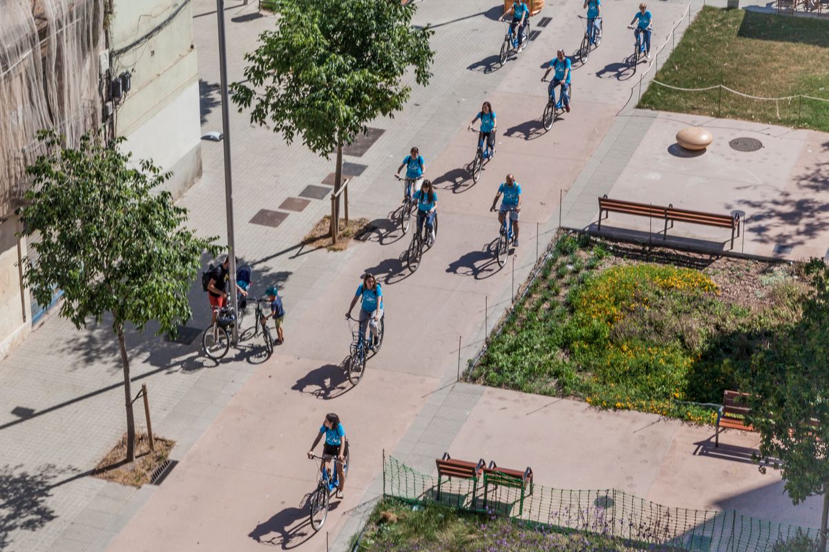<div class='imageHoverDetail'>
             <p class='imageHoverTitle twoLineBreak'>Un grup de ciclistes transiten per la superilla del Poblenou a l’altura de Ro...</p>
             <p class='imageHoverAutor oneLineBreak'>Autor: Curro Palacios</p>
             <button class='imageHoverBtn'>Mostra els detalls de la imatge <span class='sr-only'>Un grup de ciclistes transiten per la superilla del Poblenou a l’altura de Ro...</span></button>
             </div>