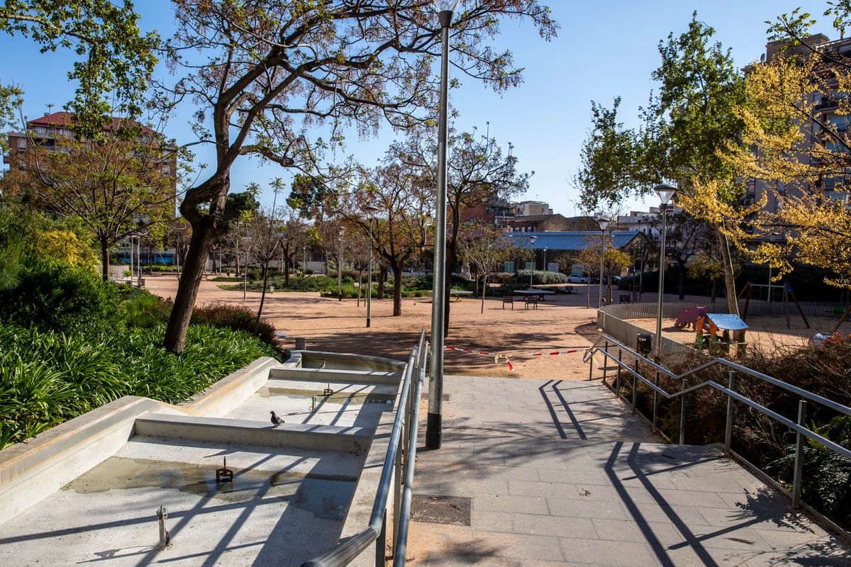 <div class='imageHoverDetail'>
             <p class='imageHoverTitle twoLineBreak'>Jardins de Can Mantega amb un precinte que barra el pas al seu interior. Dist...</p>
             <p class='imageHoverAutor oneLineBreak'>Autor: Edu Bayer</p>
             <button class='imageHoverBtn'>Mostra els detalls de la imatge <span class='sr-only'>Jardins de Can Mantega amb un precinte que barra el pas al seu interior. Dist...</span></button>
             </div>