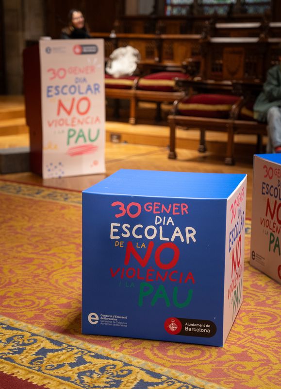 
             Cub amb la imatge gràfica del Dia Escolar de la No-Violència i la Pau durant ...
             Autor: Lucas Amillano
             Mostra els detalls de la imatge Cub amb la imatge gràfica del Dia Escolar de la No-Violència i la Pau durant ...
             