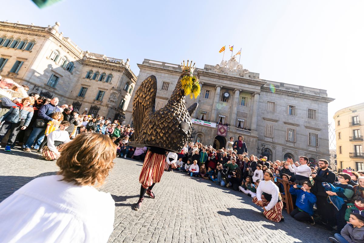 <div class='imageHoverDetail'>
             <p class='imageHoverTitle twoLineBreak'>Ball de l'Àliga de Barcelona a la plaça de Sant Jaume amb motiu de les festes...</p>
             <p class='imageHoverAutor oneLineBreak'>Autor: Manu González</p>
             <button class='imageHoverBtn'>Mostra els detalls de la imatge <span class='sr-only'>Ball de l'Àliga de Barcelona a la plaça de Sant Jaume amb motiu de les festes...</span></button>
             </div>