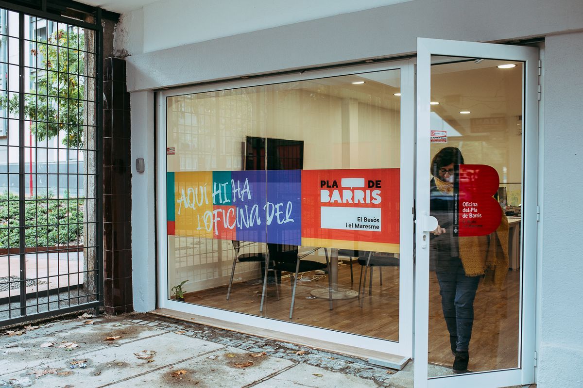 
             Dona sortint per la porta de l’oficina del Pla de barris del Besòs i el Maresme
             Autor: Carolina Sánchez Garcés
             Mostra els detalls de la imatge Dona sortint per la porta de l’oficina del Pla de barris del Besòs i el Maresme
             