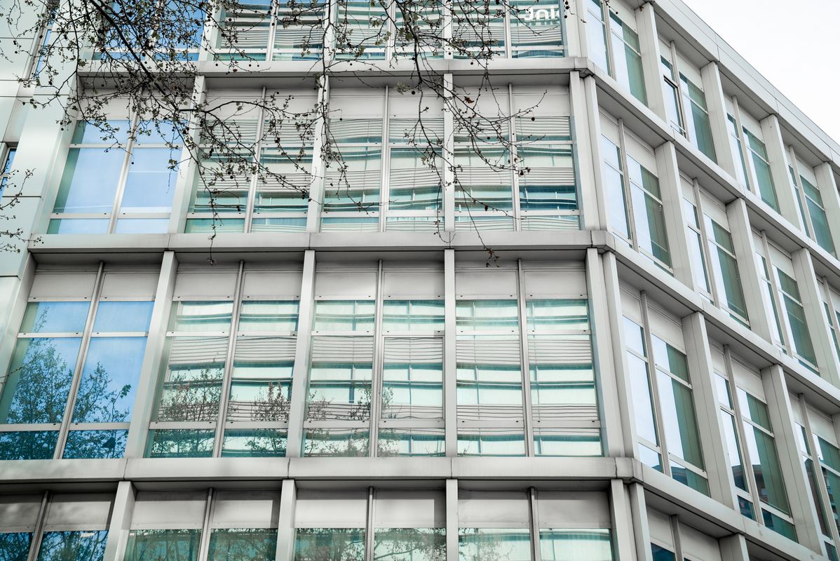 <div class='imageHoverDetail'>
             <p class='imageHoverTitle twoLineBreak'>Edifici del carrer de la Llacuna, on es troba la seu del Servei de Teleassist...</p>
             <p class='imageHoverAutor oneLineBreak'>Autor: Martí Petit</p>
             <button class='imageHoverBtn'>Mostra els detalls de la imatge <span class='sr-only'>Edifici del carrer de la Llacuna, on es troba la seu del Servei de Teleassist...</span></button>
             </div>