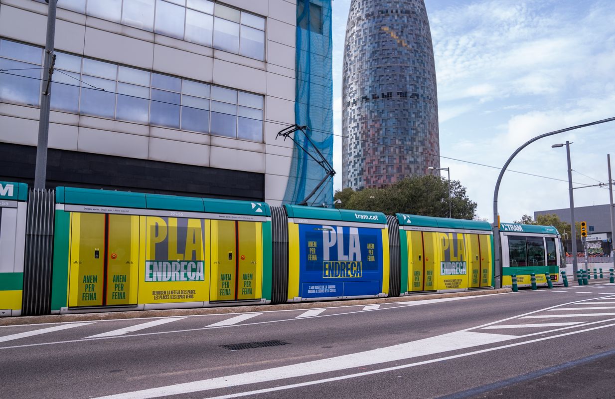 
             Publicidad del Pla Endreça integrada en el tranvía de Barcelona. De fondo, la...
             Autor: Paula Jaume
             Ver los detalles de la imagen Publicidad del Pla Endreça integrada en el tranvía de Barcelona. De fondo, la...
             