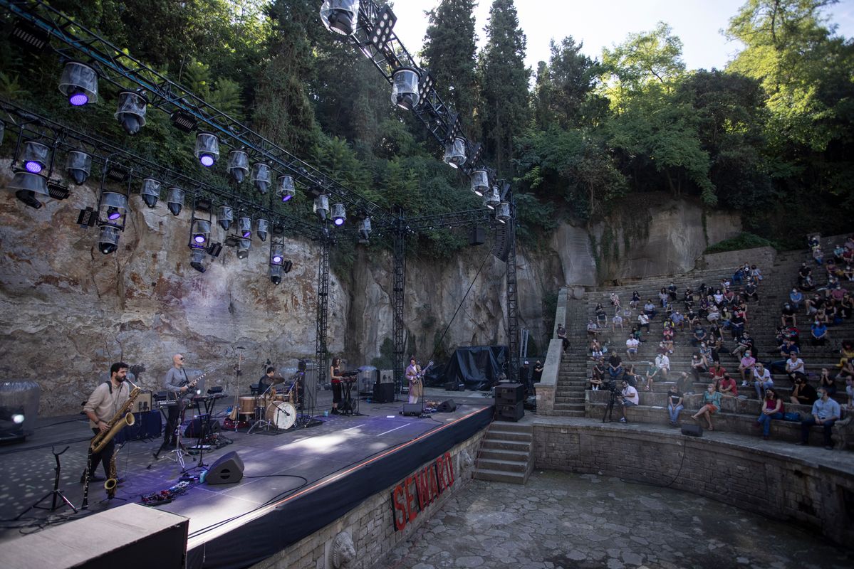 <div class='imageHoverDetail'>
             <p class='imageHoverTitle twoLineBreak'>Moment del concert de "Seward: Hoveller" dins de La Mercè és Música al Teatre...</p>
             <p class='imageHoverAutor oneLineBreak'>Autor: Xavi Torrent</p>
             <button class='imageHoverBtn'>Mostra els detalls de la imatge <span class='sr-only'>Moment del concert de "Seward: Hoveller" dins de La Mercè és Música al Teatre...</span></button>
             </div>