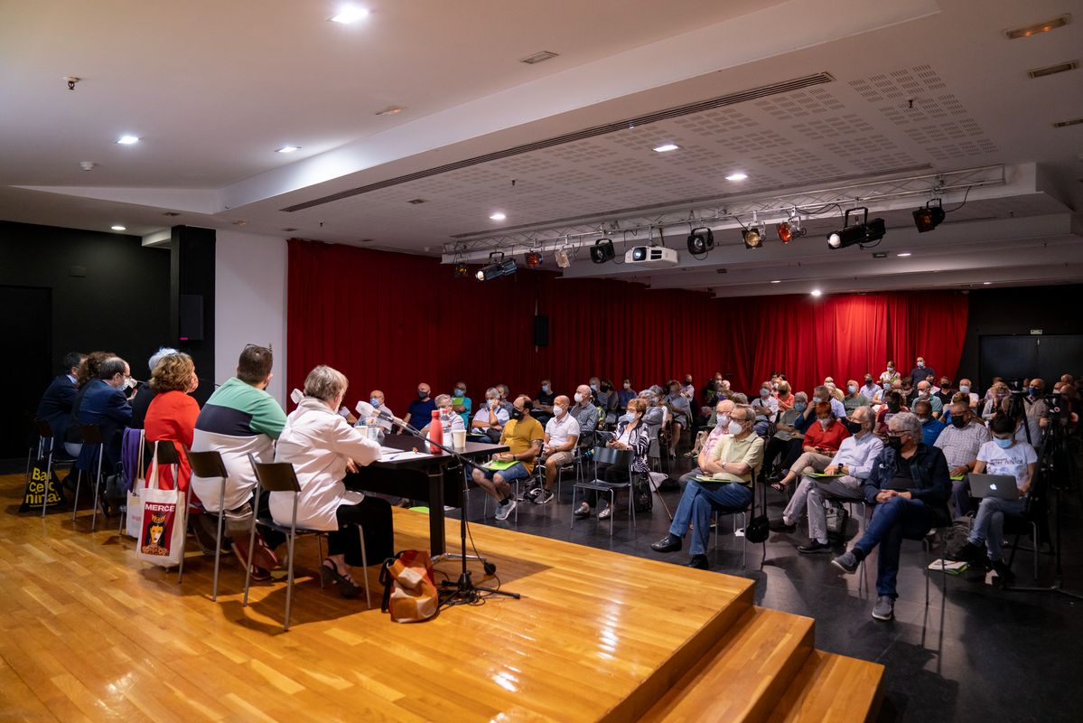 
             Vista general de la 49a Assemblea de la FAVB amb la taula de ponents i el púb...
             Autor: Àlex Losada
             Mostra els detalls de la imatge Vista general de la 49a Assemblea de la FAVB amb la taula de ponents i el púb...
             