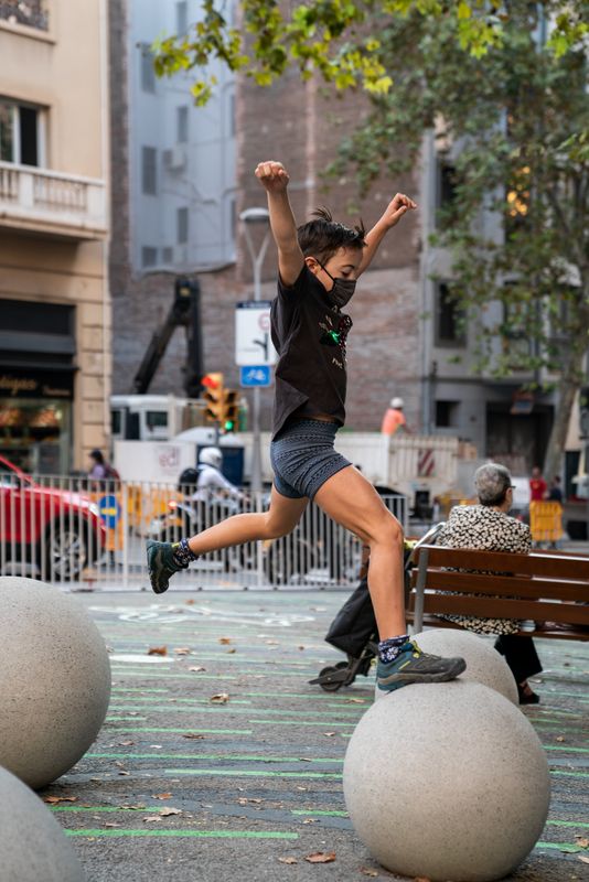 <div class='imageHoverDetail'>
             <p class='imageHoverTitle twoLineBreak'>Nen saltant per les esferes col·locades a la zona pacificada de l’Escola Públ...</p>
             <p class='imageHoverAutor oneLineBreak'>Autor: Isaac Planella</p>
             <button class='imageHoverBtn'>Mostra els detalls de la imatge <span class='sr-only'>Nen saltant per les esferes col·locades a la zona pacificada de l’Escola Públ...</span></button>
             </div>