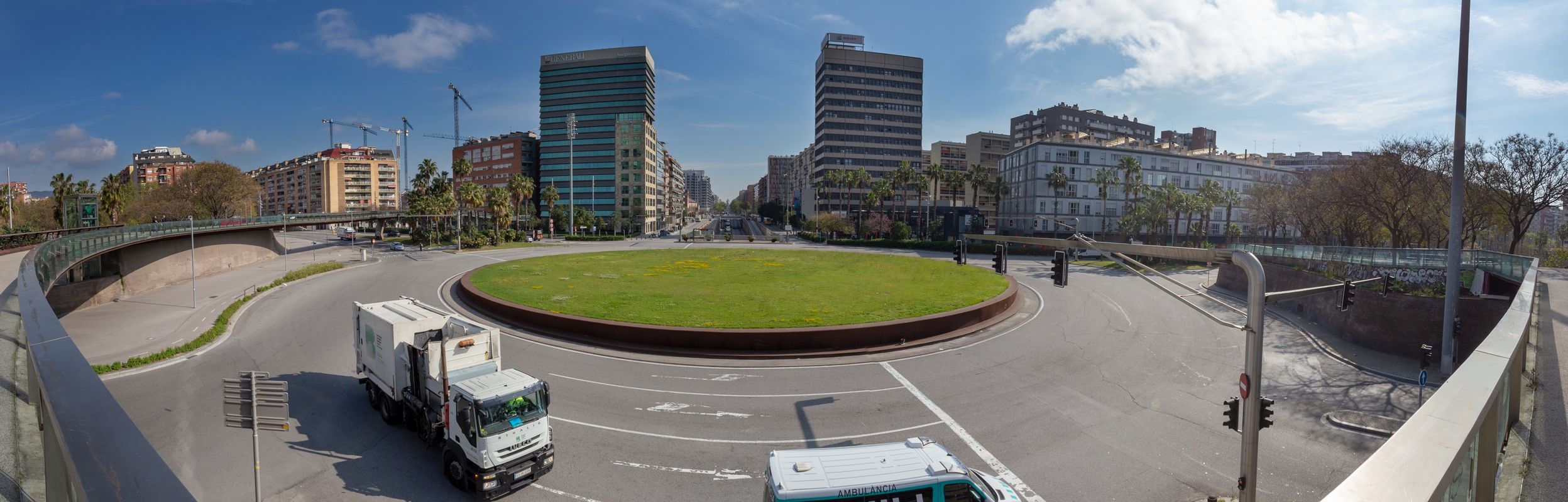 <div class='imageHoverDetail'>
             <p class='imageHoverTitle twoLineBreak'> Plaça d’Ildefons Cerdà amb un camió de les escombraries i una ambulància. Al...</p>
             <p class='imageHoverAutor oneLineBreak'>Autor: Marc Lozano</p>
             <button class='imageHoverBtn'>Mostra els detalls de la imatge <span class='sr-only'> Plaça d’Ildefons Cerdà amb un camió de les escombraries i una ambulància. Al...</span></button>
             </div>