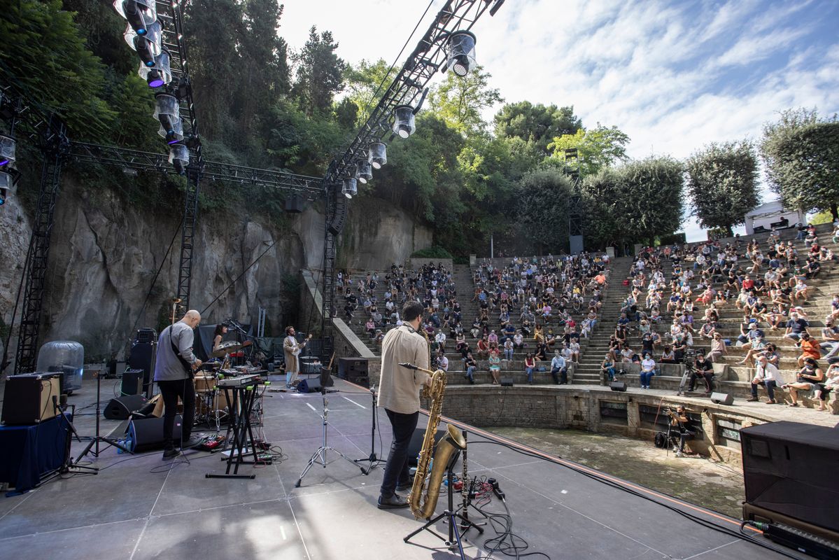 <div class='imageHoverDetail'>
             <p class='imageHoverTitle twoLineBreak'>Concert de "Seward: Hoveller" dins de La Mercè és Música al Teatre Grec amb m...</p>
             <p class='imageHoverAutor oneLineBreak'>Autor: Xavi Torrent</p>
             <button class='imageHoverBtn'>Mostra els detalls de la imatge <span class='sr-only'>Concert de "Seward: Hoveller" dins de La Mercè és Música al Teatre Grec amb m...</span></button>
             </div>