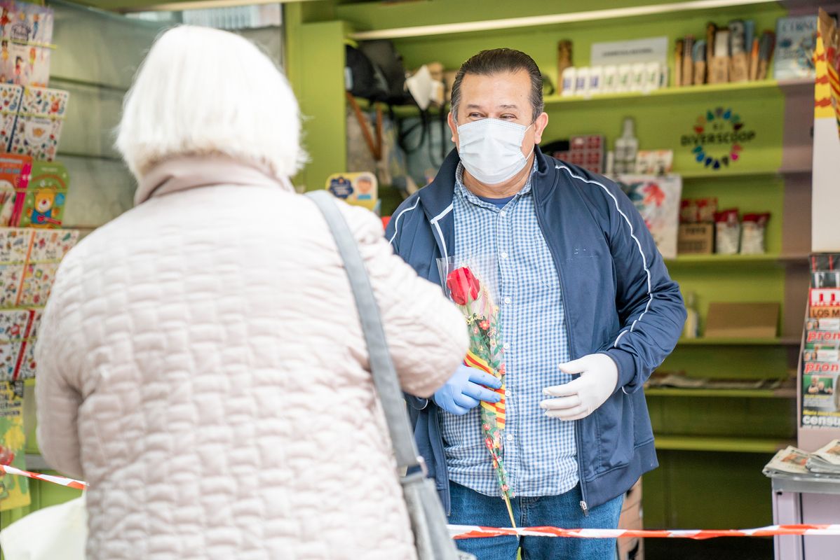 <div class='imageHoverDetail'>
             <p class='imageHoverTitle twoLineBreak'>Una dona rep una rosa de mans del quiosquer de les moltes distribuïdes per l’...</p>
             <p class='imageHoverAutor oneLineBreak'>Autor: Clara Soler Chopo</p>
             <button class='imageHoverBtn'>Mostra els detalls de la imatge <span class='sr-only'>Una dona rep una rosa de mans del quiosquer de les moltes distribuïdes per l’...</span></button>
             </div>