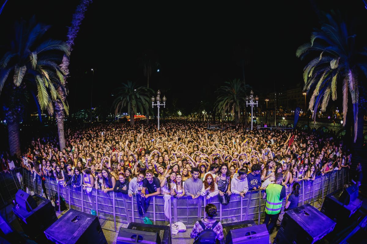 <div class='imageHoverDetail'>
             <p class='imageHoverTitle twoLineBreak'>Concert de la Mushkaa al Moll de la Fusta amb motiu de la Festa Major de la M...</p>
             <p class='imageHoverAutor oneLineBreak'>Autor: Xavi Caparrós</p>
             <button class='imageHoverBtn'>Mostra els detalls de la imatge <span class='sr-only'>Concert de la Mushkaa al Moll de la Fusta amb motiu de la Festa Major de la M...</span></button>
             </div>