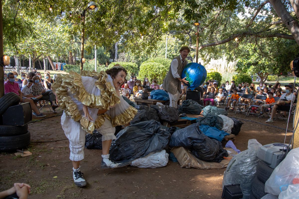 <div class='imageHoverDetail'>
             <p class='imageHoverTitle twoLineBreak'>Actuació de La Industrial Teatrera als Jardins dels Drets Humans en el marc d...</p>
             <p class='imageHoverAutor oneLineBreak'>Autor: Manel Sala</p>
             <button class='imageHoverBtn'>Mostra els detalls de la imatge <span class='sr-only'>Actuació de La Industrial Teatrera als Jardins dels Drets Humans en el marc d...</span></button>
             </div>