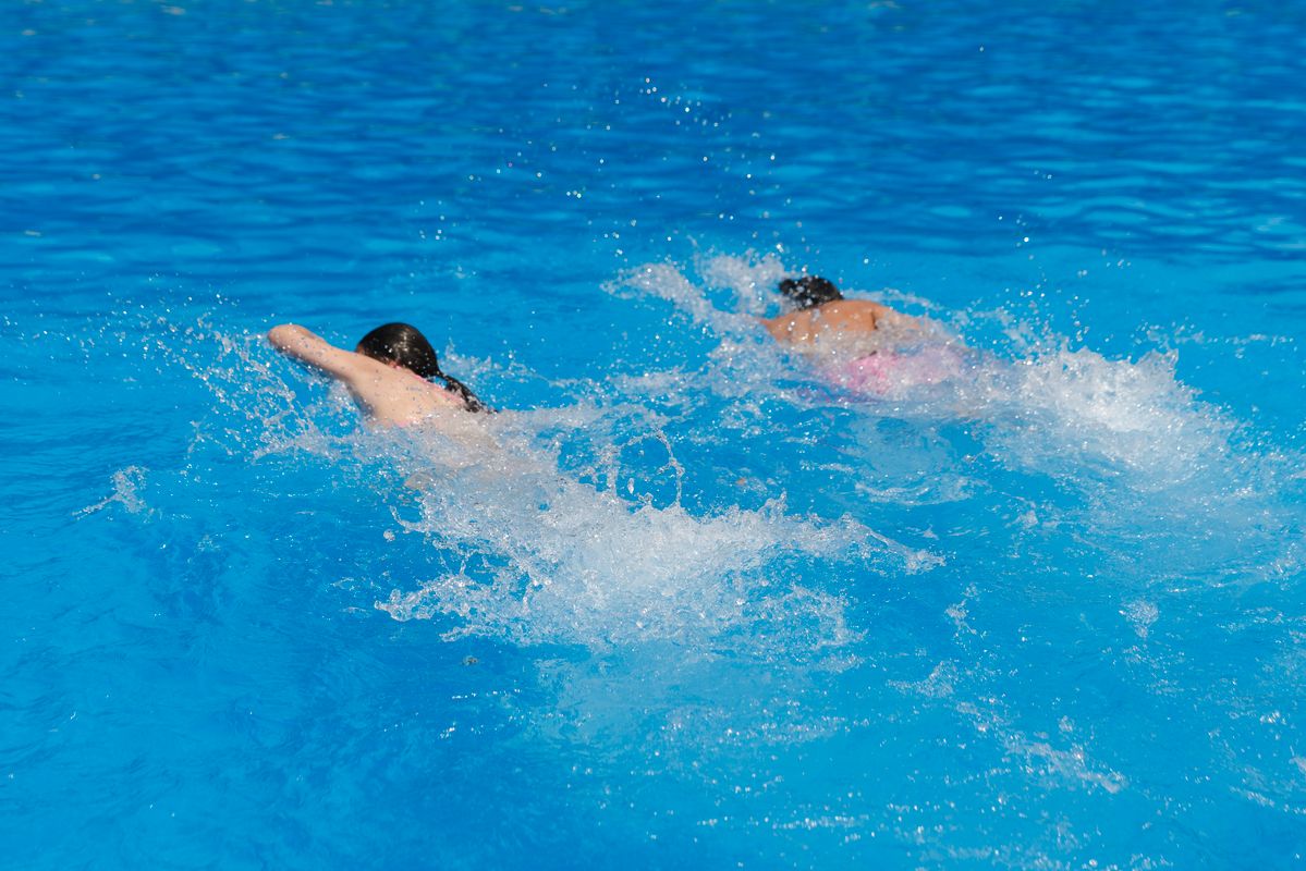 
             Dos personas nadan en una de las piscinas municipales al aire libre, Can Dragó
             
             Ver los detalles de la imagen Dos personas nadan en una de las piscinas municipales al aire libre, Can Dragó
             