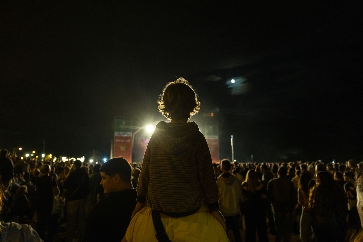 <div class='imageHoverDetail'>
             <p class='imageHoverTitle twoLineBreak'>Un pare aixeca el seu fill a coll perquè pugui seguir el concert de La Ludwig...</p>
             <p class='imageHoverAutor oneLineBreak'>Autor: Gisela Jané</p>
             <button class='imageHoverBtn'>Mostra els detalls de la imatge <span class='sr-only'>Un pare aixeca el seu fill a coll perquè pugui seguir el concert de La Ludwig...</span></button>
             </div>