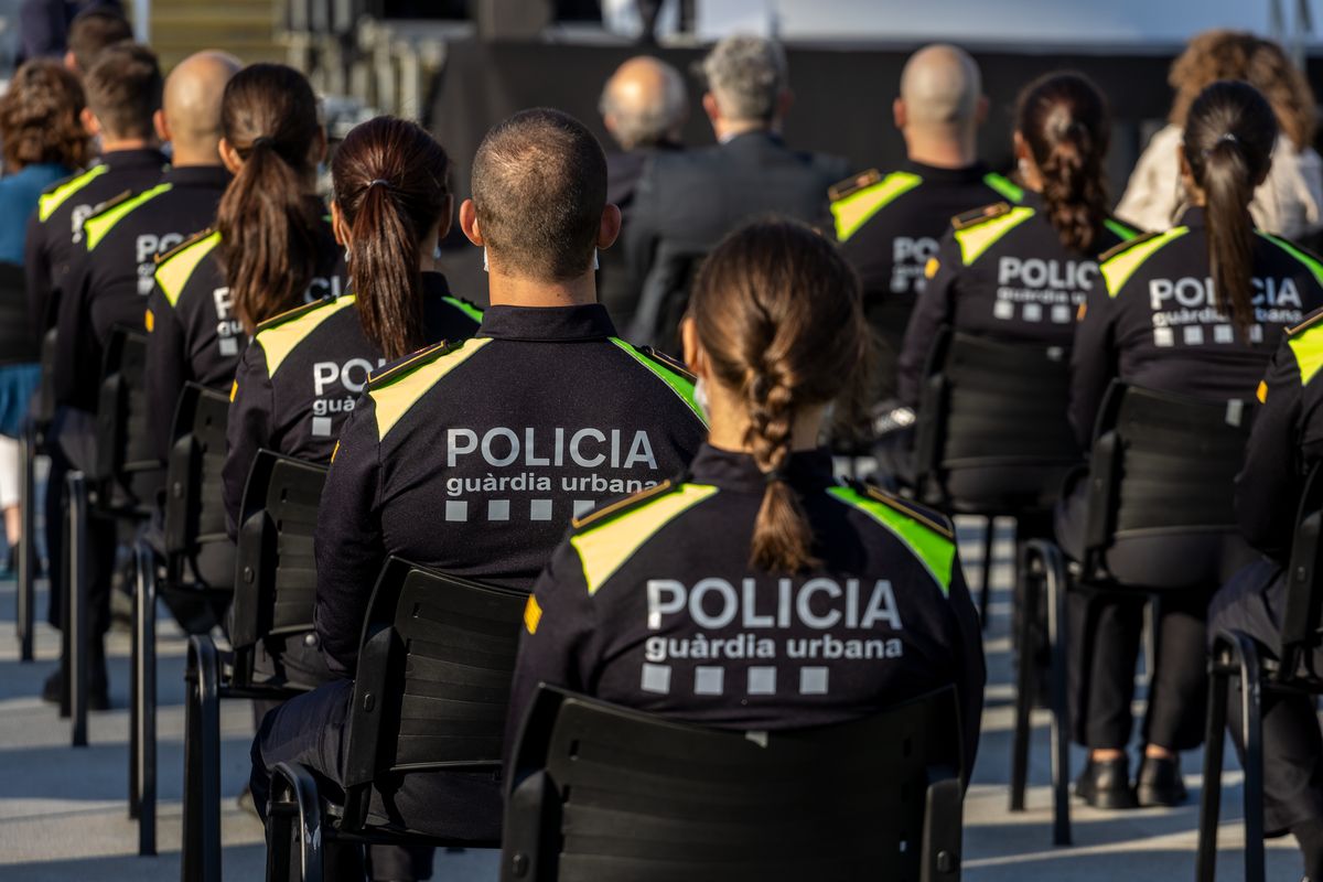 <div class='imageHoverDetail'>
             <p class='imageHoverTitle twoLineBreak'>Nous agents de la Guàrdia Urbana durant l'acte de benvinguda i lliurament de ...</p>
             <p class='imageHoverAutor oneLineBreak'>Autor: Edu Bayer</p>
             <button class='imageHoverBtn'>Mostra els detalls de la imatge <span class='sr-only'>Nous agents de la Guàrdia Urbana durant l'acte de benvinguda i lliurament de ...</span></button>
             </div>