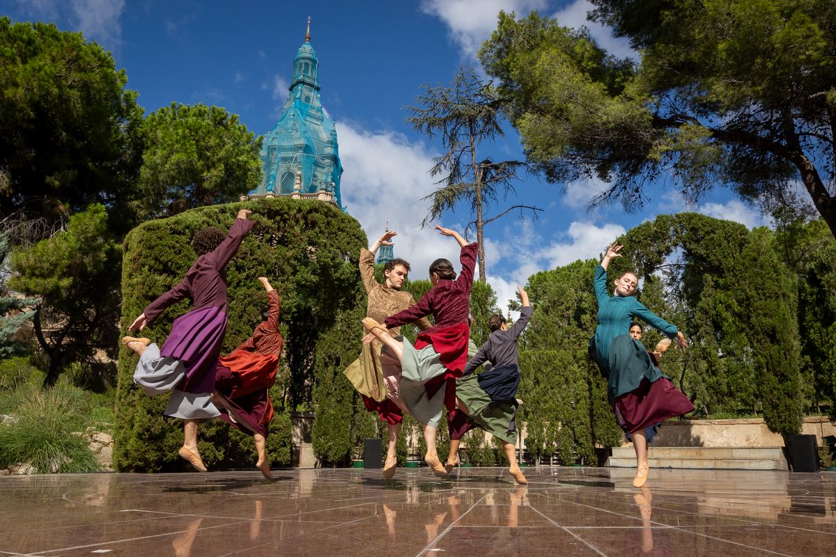 <div class='imageHoverDetail'>
             <p class='imageHoverTitle twoLineBreak'>Actuació d’un esbart dansaire de Barcelona als jardins del Palauet Albéniz am...</p>
             <p class='imageHoverAutor oneLineBreak'>Autor: Gisela Jané</p>
             <button class='imageHoverBtn'>Mostra els detalls de la imatge <span class='sr-only'>Actuació d’un esbart dansaire de Barcelona als jardins del Palauet Albéniz am...</span></button>
             </div>