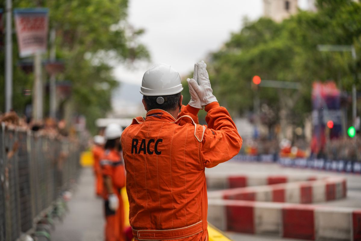 
             Membre de l’organització del RACC durant la demostració de cotxes de curses a...
             Autor: Albert Mitjavila
             Mostra els detalls de la imatge Membre de l’organització del RACC durant la demostració de cotxes de curses a...
             
