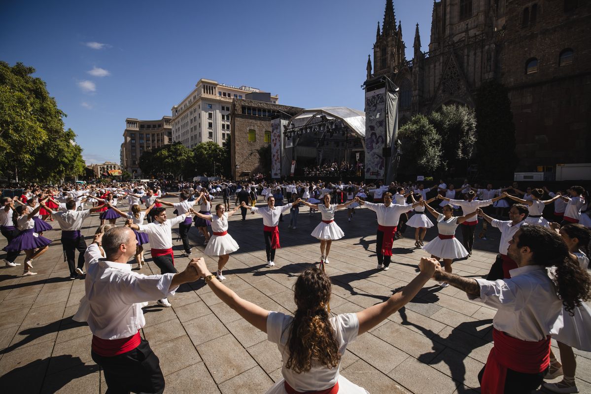 
             Sardanistes ballant en rotllanes durant el concurs que té lloc amb motiu de l...
             Autor: Cesc Maymó
             Mostra els detalls de la imatge Sardanistes ballant en rotllanes durant el concurs que té lloc amb motiu de l...
             