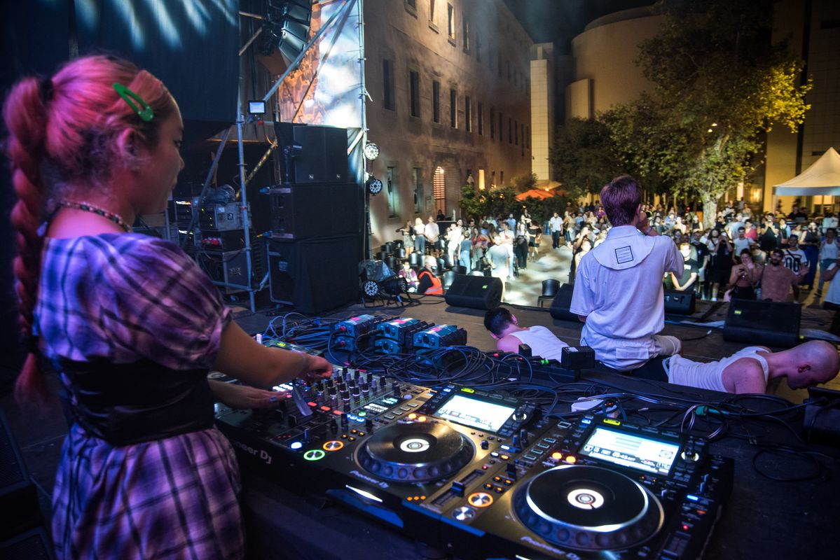 <div class='imageHoverDetail'>
             <p class='imageHoverTitle twoLineBreak'>Actuació de Kai Landre x Lyzza amb motiu del BAM Mercè 2021 a la plaça de Joa...</p>
             <p class='imageHoverAutor oneLineBreak'>Autor: Víctor Parreño Vidiella</p>
             <button class='imageHoverBtn'>Mostra els detalls de la imatge <span class='sr-only'>Actuació de Kai Landre x Lyzza amb motiu del BAM Mercè 2021 a la plaça de Joa...</span></button>
             </div>