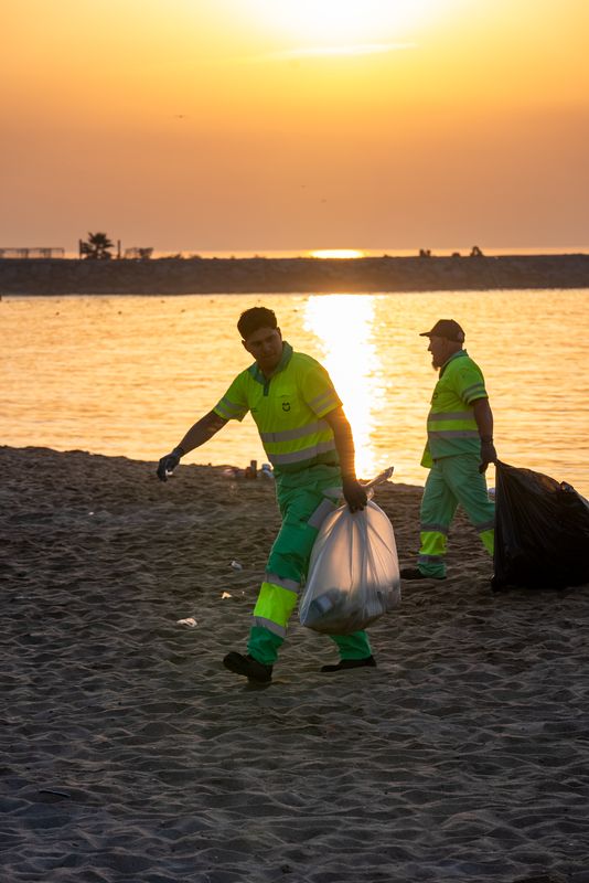 
             Dispositivo de limpieza de playas en la playa de la Nova Icària, el día de la...
             
             Ver los detalles de la imagen Dispositivo de limpieza de playas en la playa de la Nova Icària, el día de la...
             