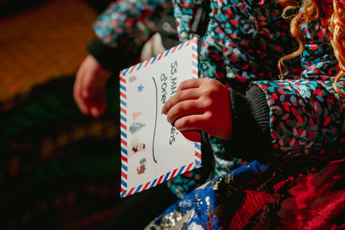 <div class='imageHoverDetail'>
             <p class='imageHoverTitle twoLineBreak'>Niña entregando la carta a los Reyes Magos</p>
             <p class='imageHoverAutor oneLineBreak'>Autor: Isaac Carbonell</p>
             <button class='imageHoverBtn'>Ver los detalles de la imagen <span class='sr-only'>Niña entregando la carta a los Reyes Magos</span></button>
             </div>
