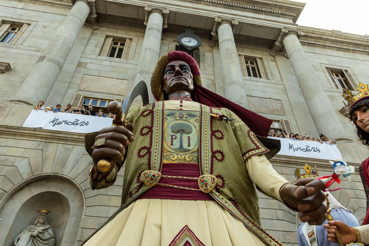 <div class='imageHoverDetail'>
             <p class='imageHoverTitle twoLineBreak'>El Gigante del Pi bailando en la plaza de Sant Jaume por La Mercè 2024</p>
             <p class='imageHoverAutor oneLineBreak'>Autor: Edu Bayer</p>
             <button class='imageHoverBtn'>Ver los detalles de la imagen <span class='sr-only'>El Gigante del Pi bailando en la plaza de Sant Jaume por La Mercè 2024</span></button>
             </div>